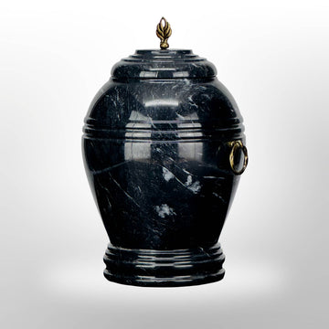 Schwarze Steinurne mit Griffen – Symbol Flamme oder Kreuz