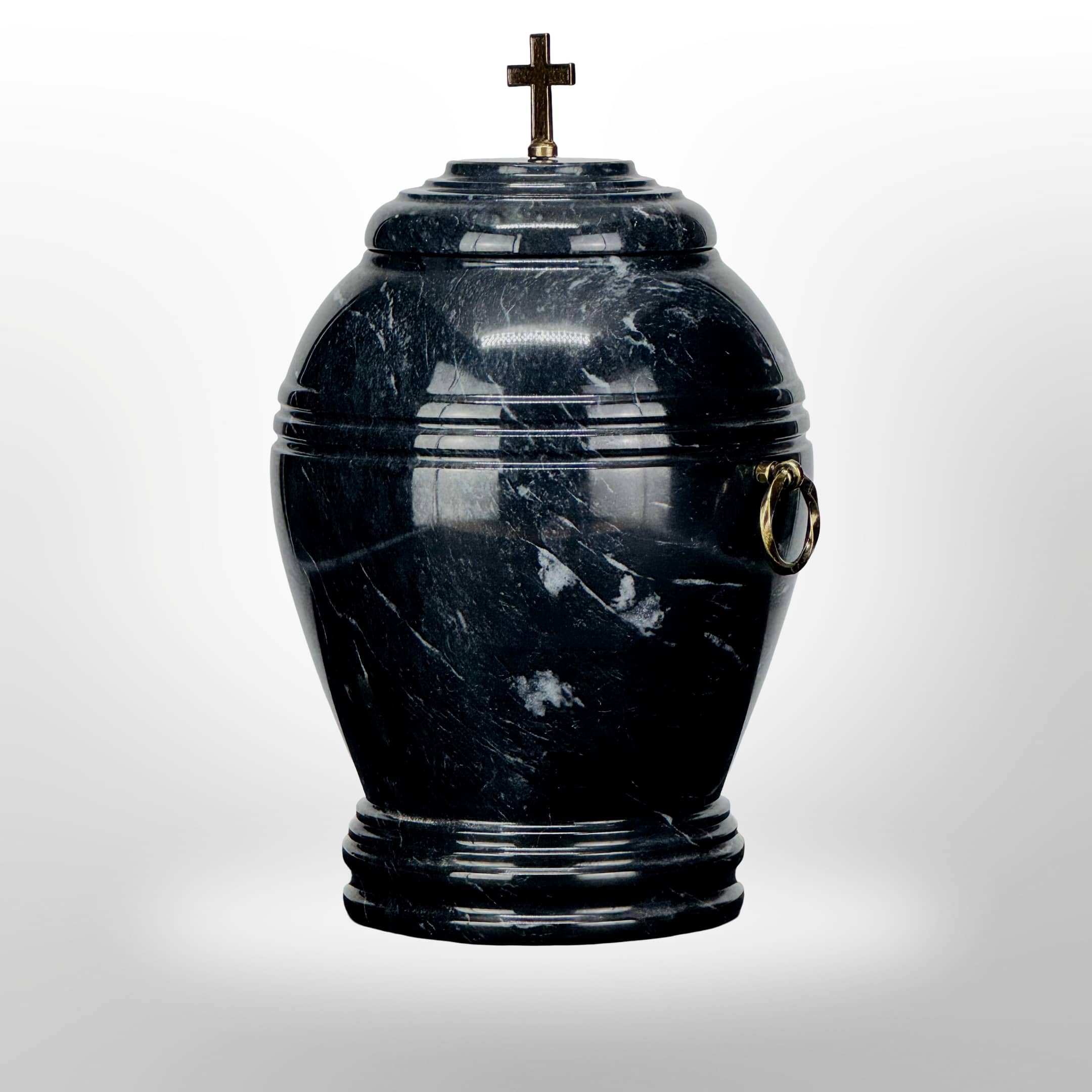 Schwarze Steinurne mit Griffen – Symbol Flamme oder Kreuz