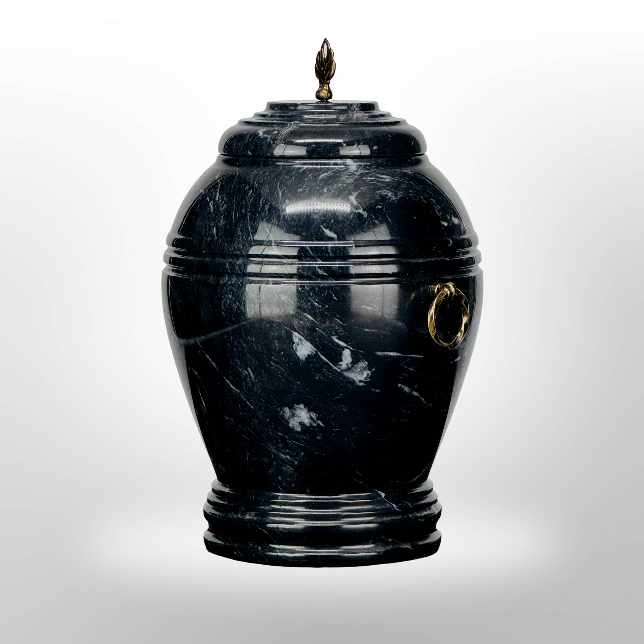 Schwarze Steinurne mit Griffen – Symbol Flamme oder Kreuz