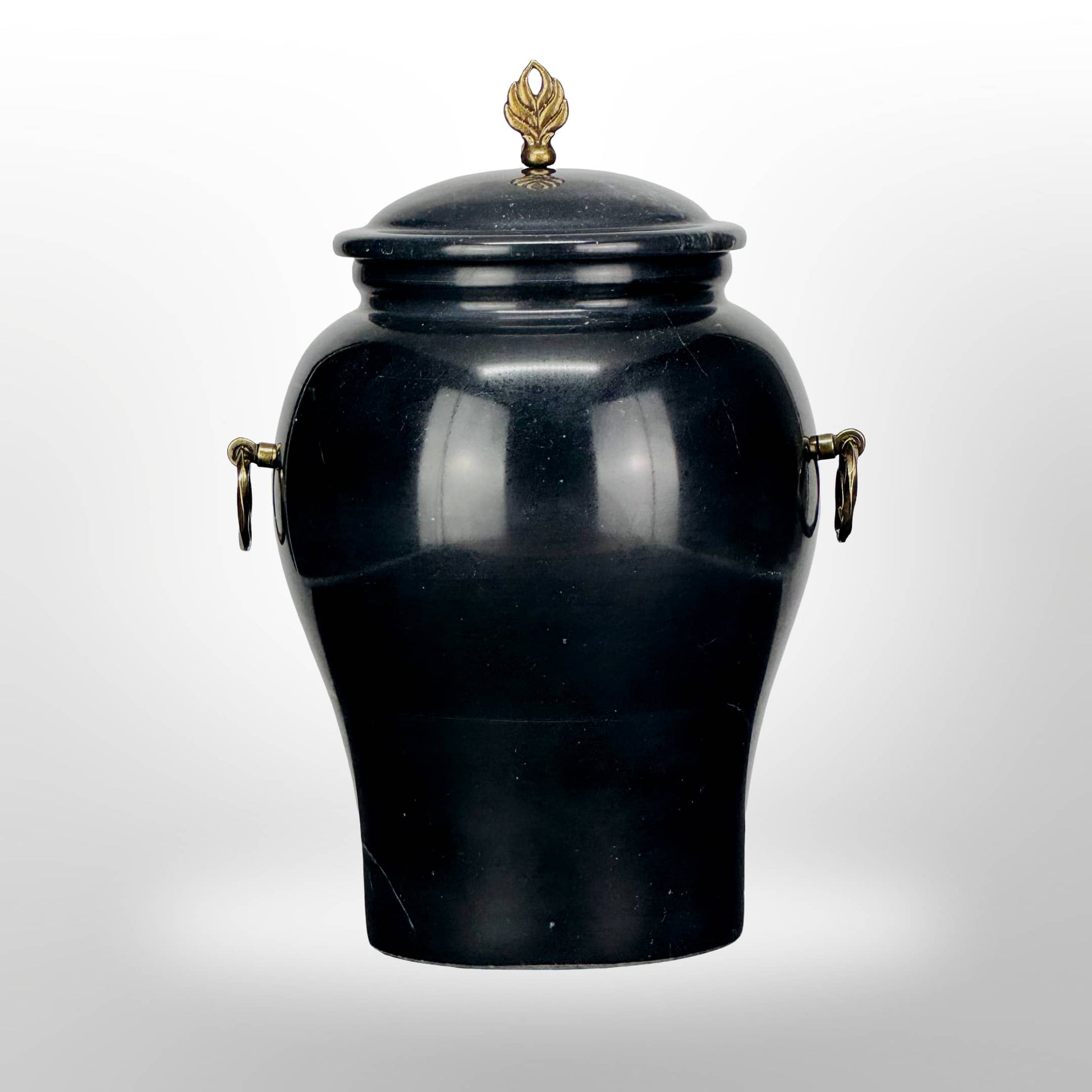 Schwarze Urne aus Stein mit Griffen