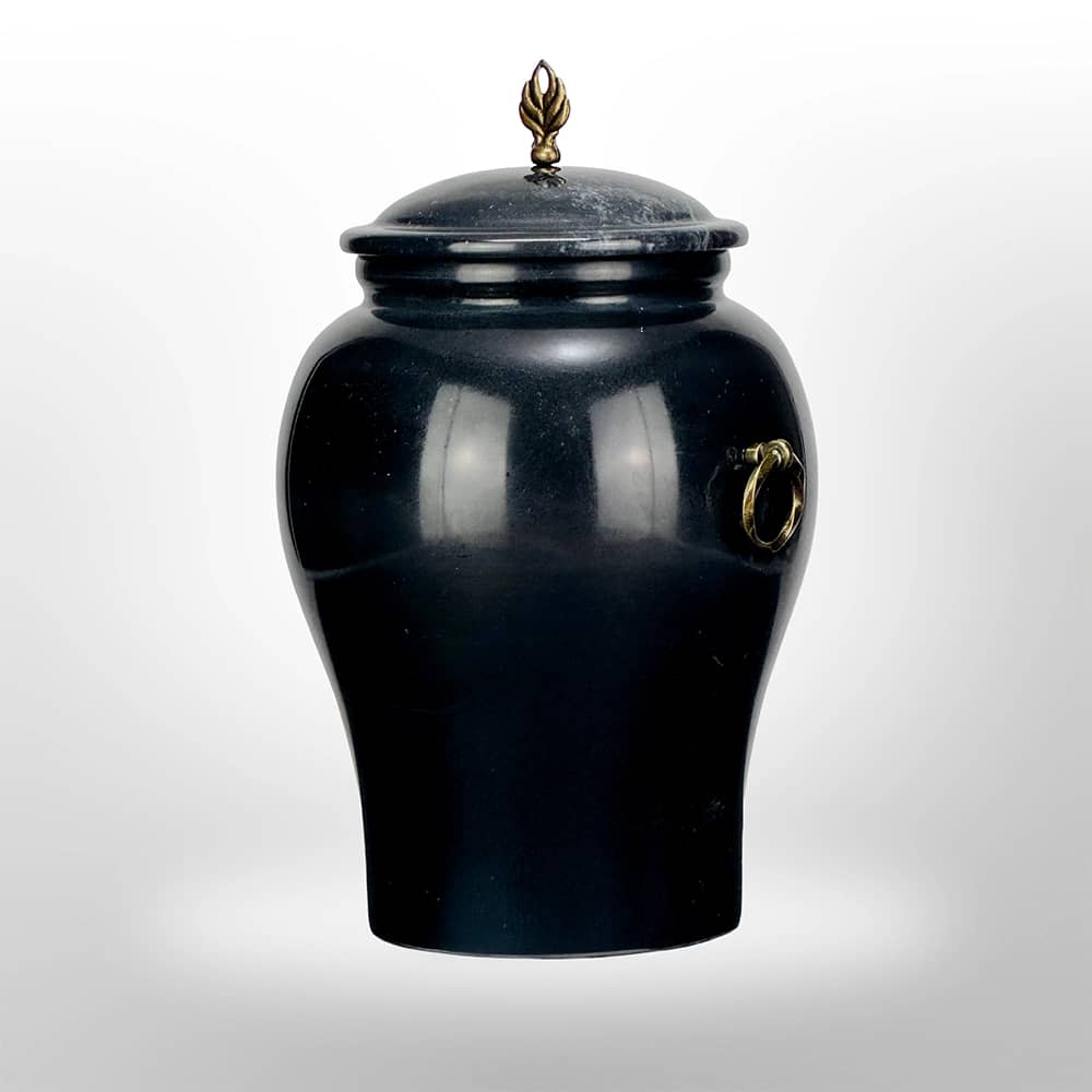 Schwarze Urne aus Stein mit Griffen