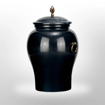 Schwarze Urne aus Stein mit Griffen