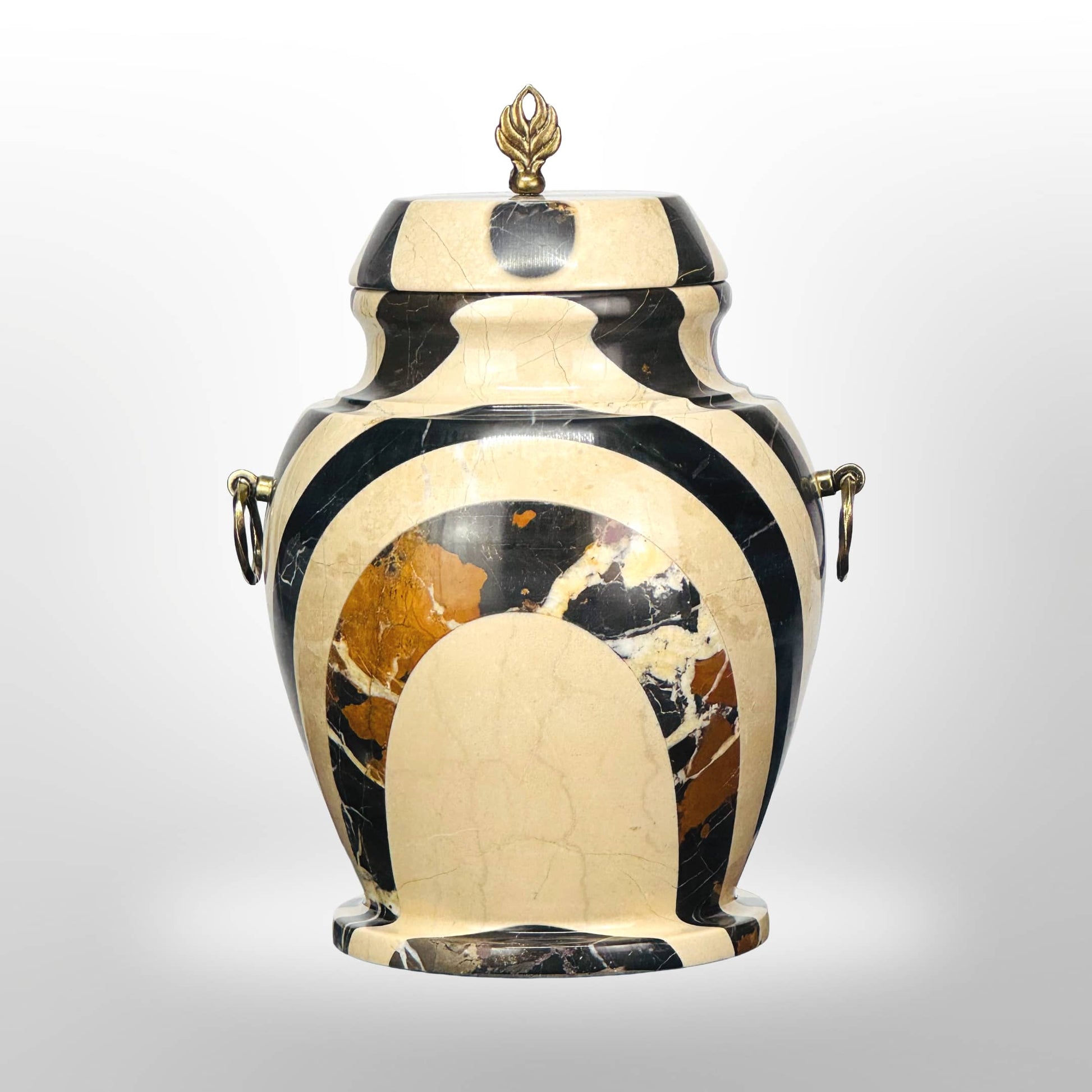 Steinurne mit schwarzen Streifen und Griffen
