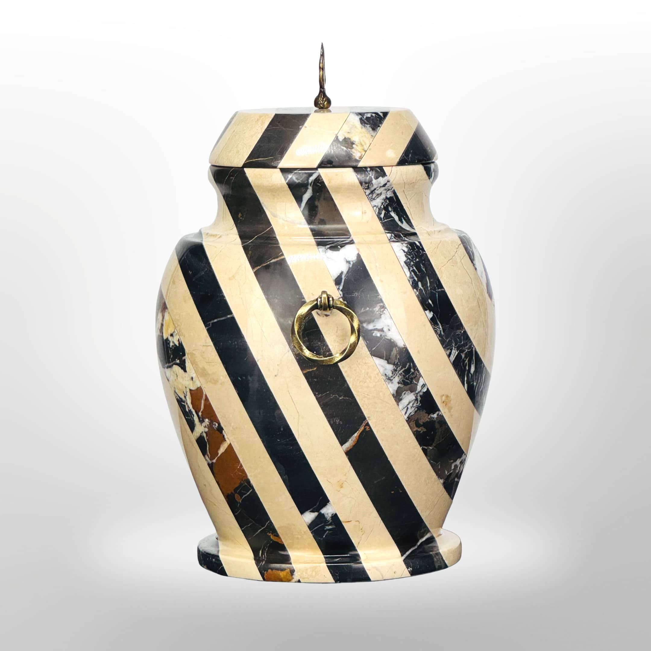 Steinurne mit schwarzen Streifen und Griffen