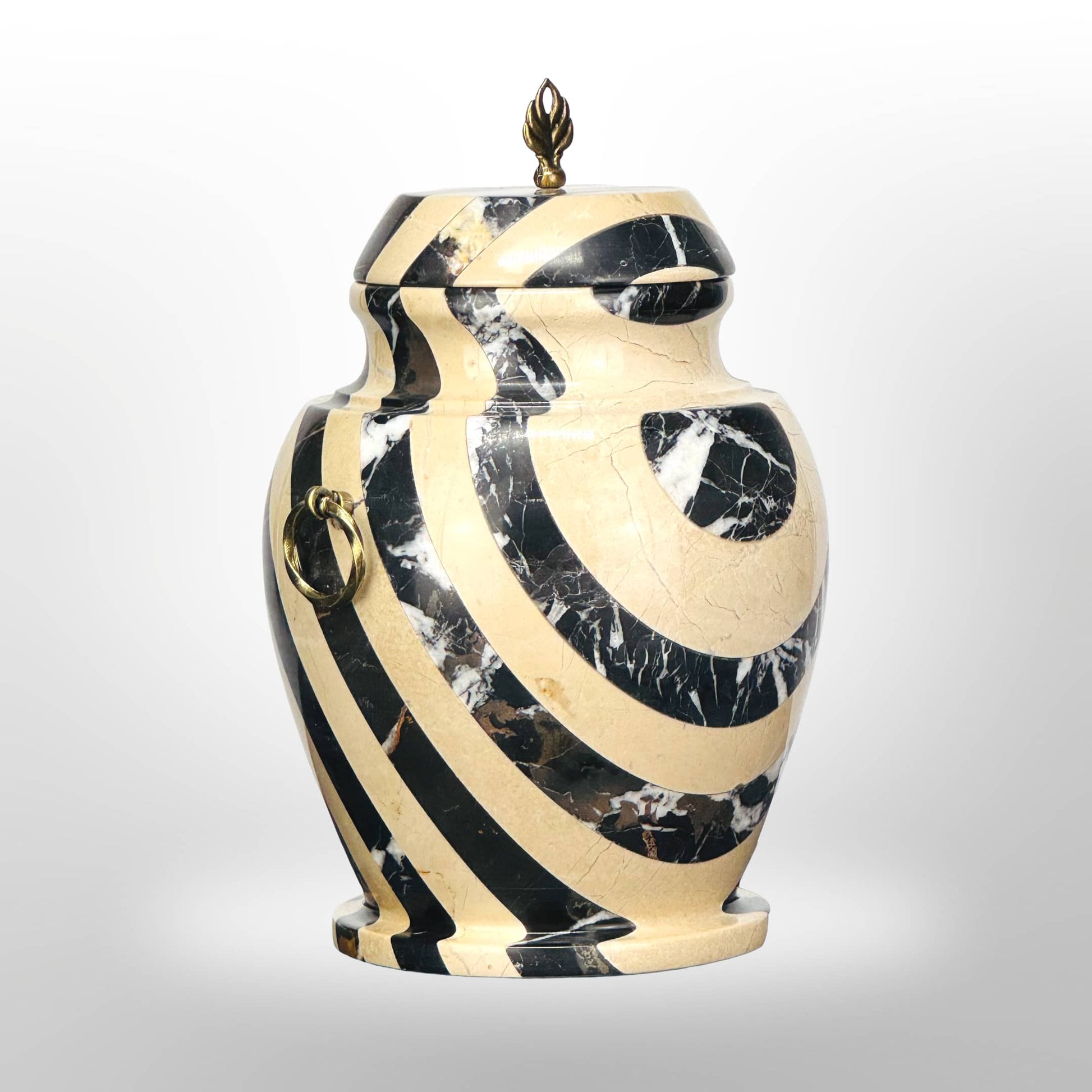 Steinurne mit schwarzen Streifen und Griffen