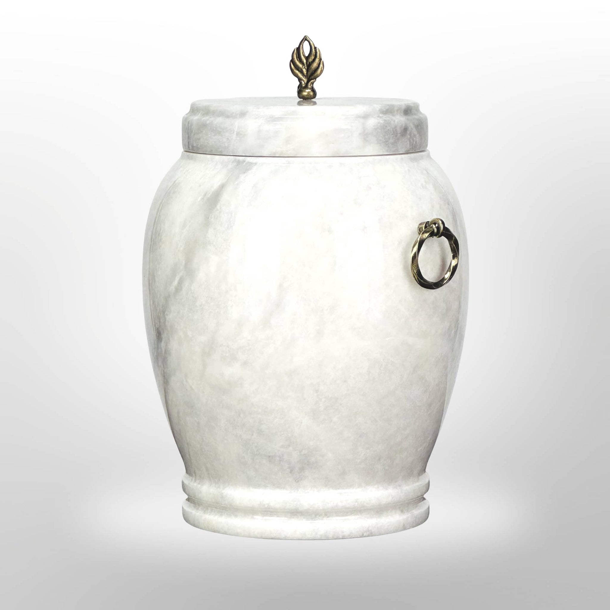 Weiße Steinurne mit dezentem Muster und Griffen