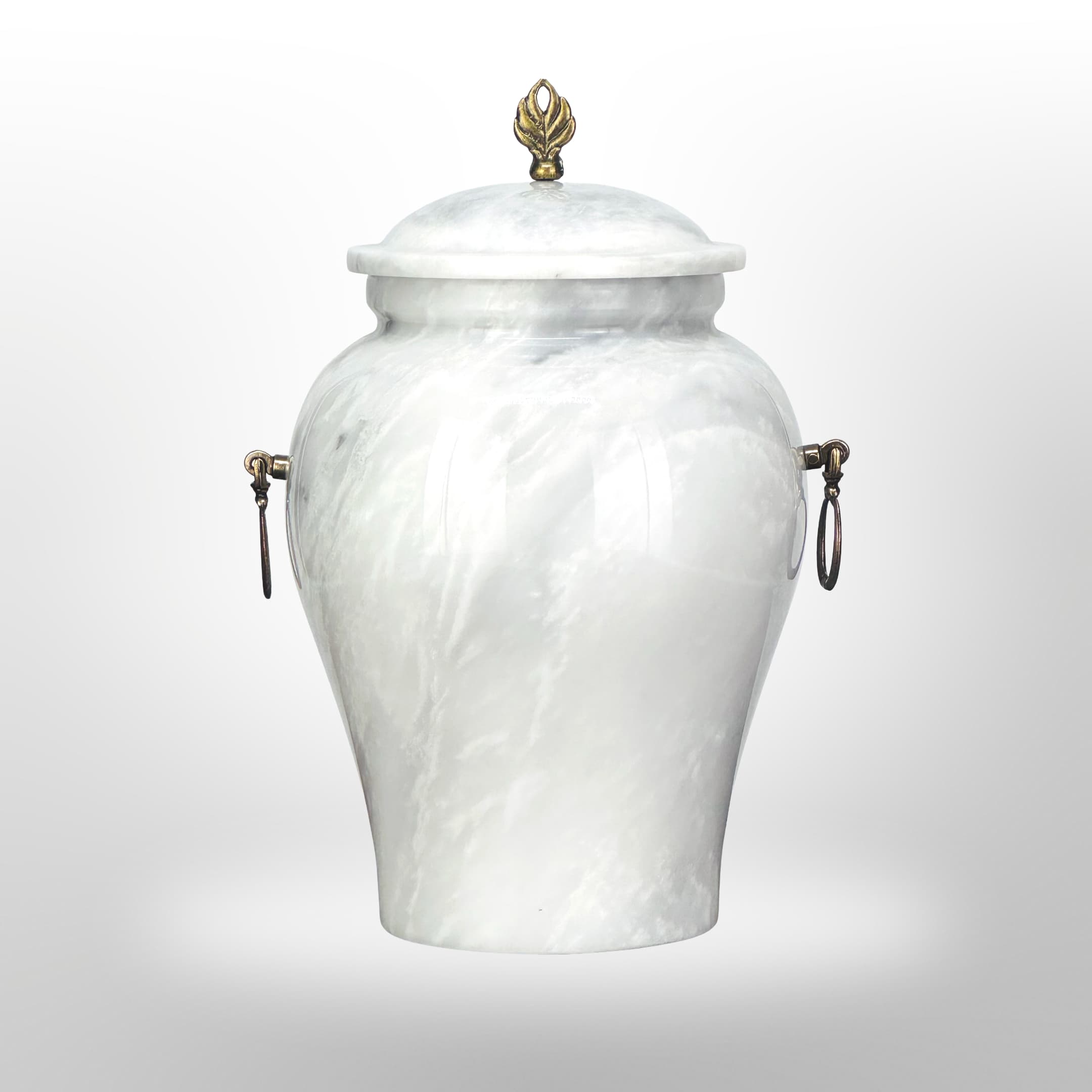 Weiße Steinurne mit Griffen